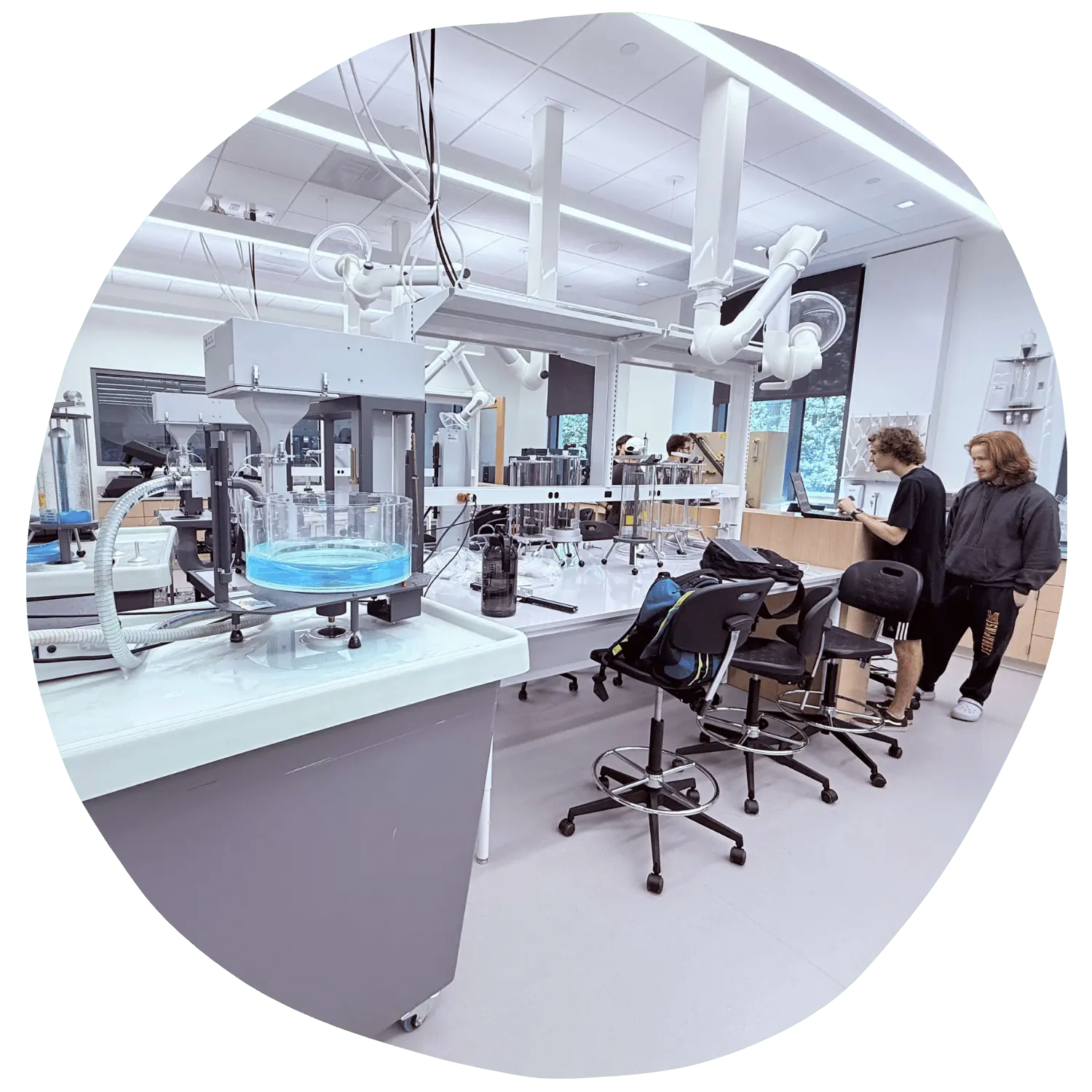 students working in mechanical engineering lab