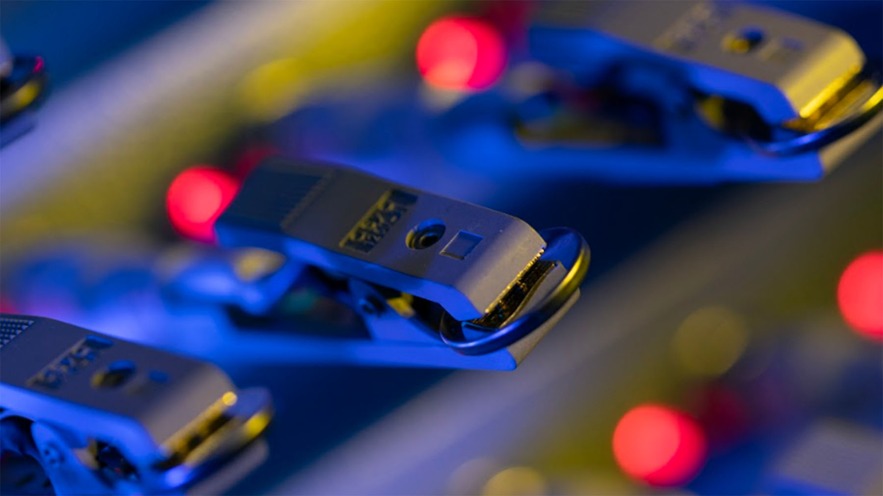 Cell batteries held by Kelvin clips